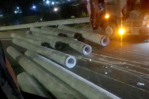 Xe đầu kéo làm rơi cột điện, văng vào xe khách trên cao tốc Pháp Vân - Cầu Giẽ