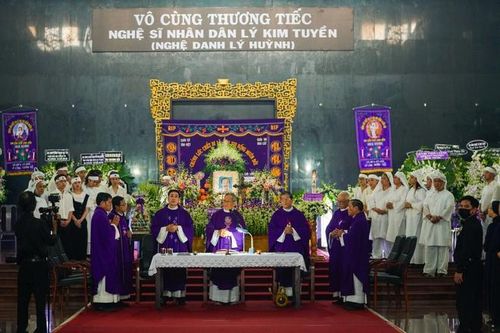 Gia đình nghẹn ngào tiễn đưa linh cữu NSND Lý Huỳnh