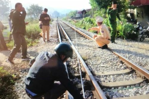 Bị tàu hỏa tông thiệt mạng khi đang mải nghe điện thoại