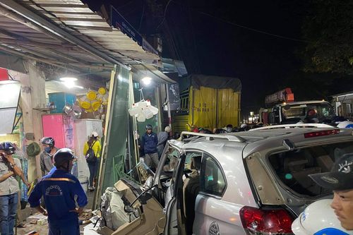 Xe tải đâm ôtô, tông hàng loạt xe máy, lao vào nhà dân: 7 người thương vong
