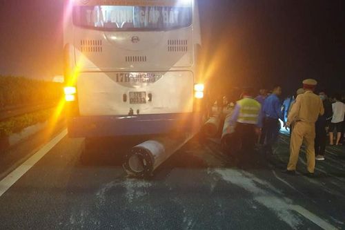 Xe đứt dây chằng, hàng chục cột bê tông rơi trên cao tốc Pháp Vân - Cầu Giẽ
