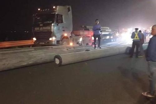 Kinh hoàng xe chở cột điện đứt xích văng xuống cao tốc Pháp Vân - Cầu Giẽ