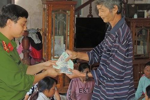 Trả lại gần 50 triệu của người dân để quên trong quần áo quyên góp đồng bào lũ lụt
