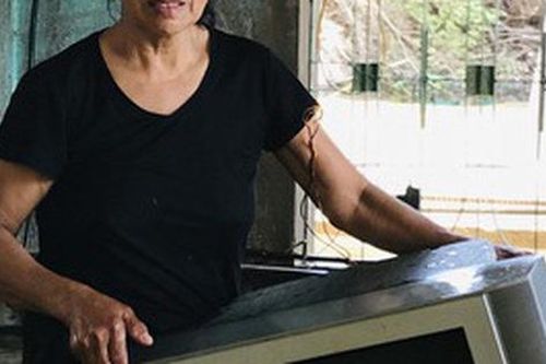 Người phụ nữ lớn tuổi lao vào dòng nước lũ ngay trong nhà, ôm chặt chiếc ti vi còn sót lại khóc nức nở