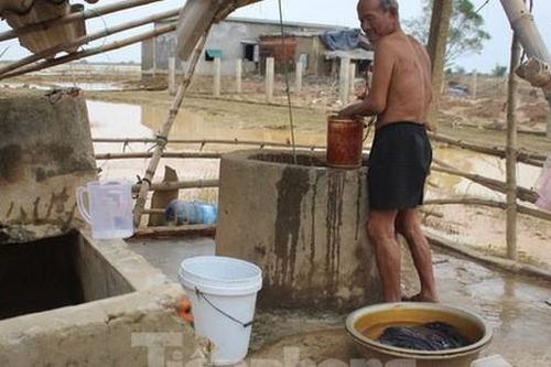 12 ngày không điện, không nước và không cơm của xóm nghèo bị cô lập hoàn toàn trong lũ