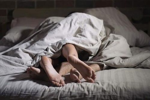 Chồng thoải mái quan hệ với nhân tình trong căn phòng trọ, không ai ngờ rằng phía dưới giường ngủ lại che giấu tội ác man rợ