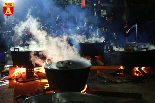 Những chuyến xe Hà Nội chở nặng nghĩa đồng bào hối hả vào miền Trung