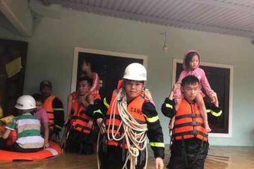 Vượt qua bão lũ, đến với nhân dân