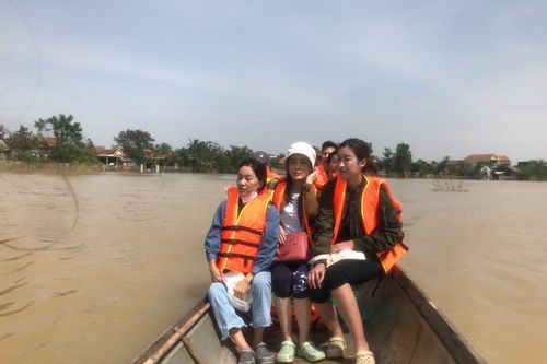 Hoa hậu Đỗ Mỹ Linh lội nước lũ đi cứu trợ người dân miền Trung