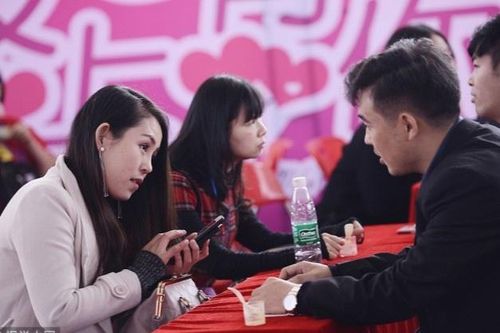 Từ chối trả tiền khi bạn gái dẫn theo 4 người 'ăn ké'