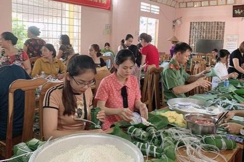 Tuổi trẻ Công an Bình Phước gói 3.000 bánh tét tiếp sức vùng lũ