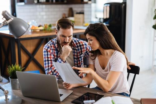 Phụ nữ giỏi, lương cao vẫn cần chồng quản lý tiền bạc