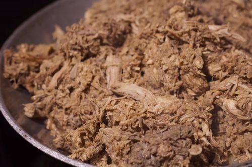 Đồ ăn thừa từ khách sạn thành món gà ngon ở khu ổ chuột