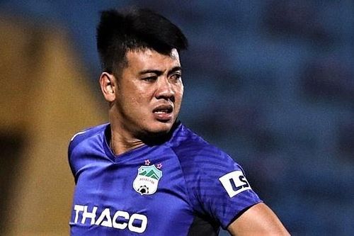 Thủ môn HAGL nhận thẻ vàng sau khi đẩy trọng tài