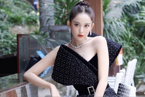 Cổ Lực Na Trát, Dương Mịch mặc váy khoe vai trần gợi cảm
