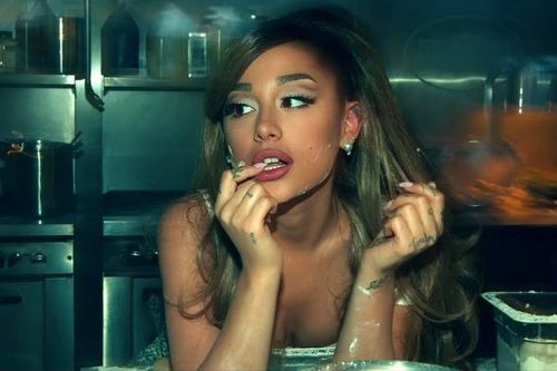 Ariana Grande đeo khuyên tai nghìn USD trong MV mới