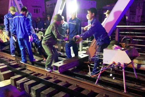 Đề nghị điều tra, xử lý nghiêm vụ sà lan va chạm gây hư hại cầu đường sắt Tam Bạc
