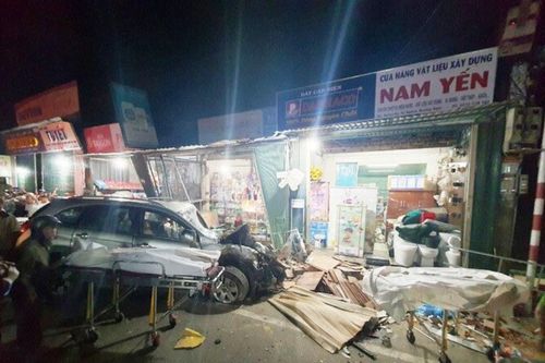Tai nạn giao thông mới nhất hôm nay 25/10: Ô tô lao vào nhà dân làm 3 người tử vong