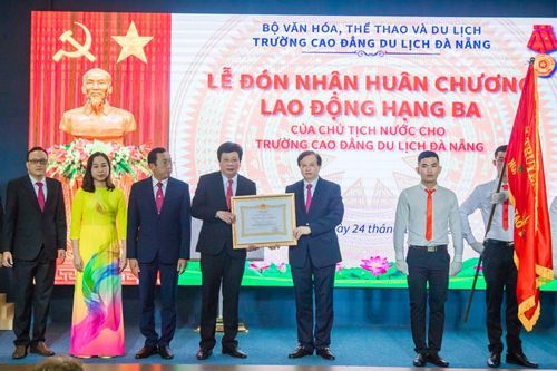 Trường Cao đẳng Du lịch Đà Nẵng đón nhận Huân chương Lao động hạng Ba