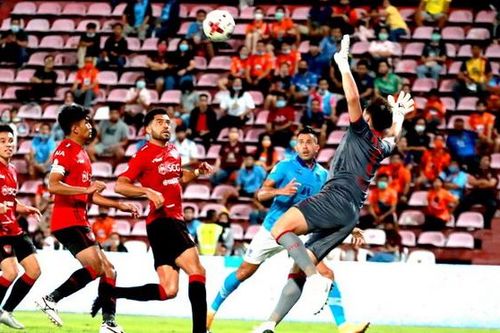 VAR và siêu phẩm giúp đội bóng của Văn Lâm thắng sân khách
