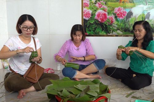 Người dân Sóc Trăng gói bánh tét gửi tặng vùng lũ