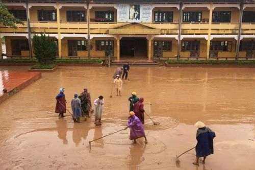 Thầy, cô trường làng cứu trợ người dân Vân Kiều bị cô lập trong lũ