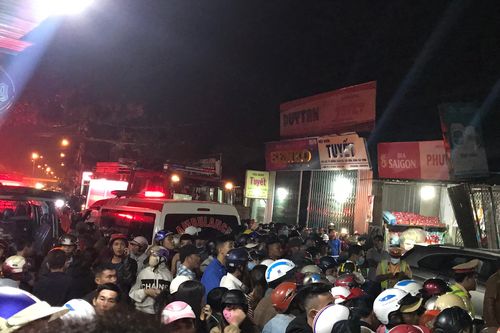 Ô tô lao vào nhà dân, 6 người thương vong