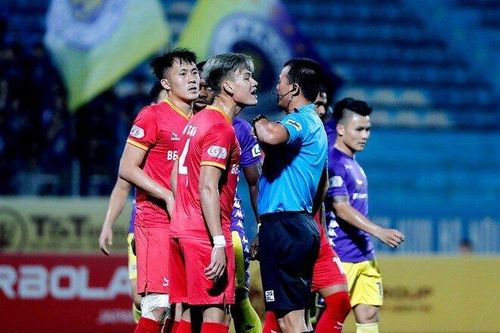 HLV Bình Dương nghi vấn trọng tài 'giúp' Hà Nội FC giành chiến thắng