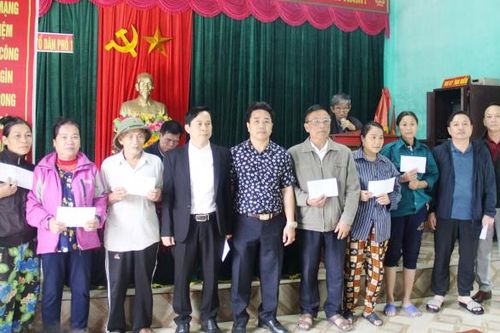 Hiệp hội bất động sản Nghệ An tặng 100 suất quà cho bà con vùng lũ Hà Tĩnh