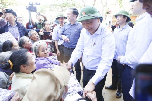 Thủ tướng thăm hỏi, động viên bà con vùng lũ