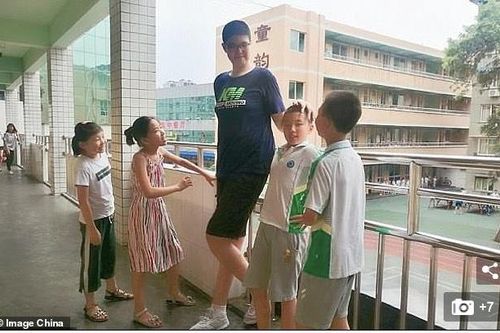 Nam sinh lớp 9 cao hơn hai mét và tiếp tục cao thêm