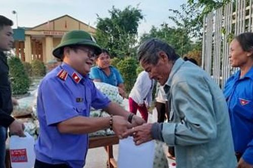 Báo Bảo vệ pháp luật kết nối thiện nguyện, trao gửi yêu thương đến người dân rốn lũ