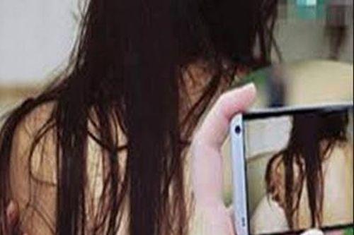 Dùng clip nhạy cảm để dọa nạt, cưỡng dâm cháu họ