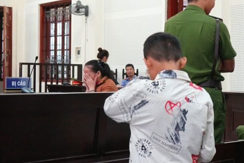 Nhói lòng hình ảnh đứa trẻ mồ côi cha bật khóc khi gặp mẹ tại tòa