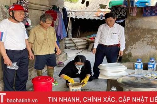 Hà Tĩnh cấp 8.500 kg hóa chất xử lý nguồn nước giếng sau mưa lũ