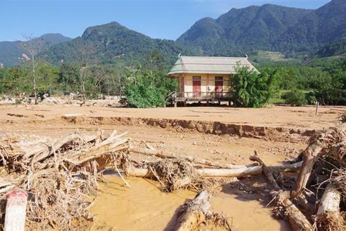 Quảng Trị có mưa to do ảnh hưởng bão số 8, việc cứu trợ gặp khó khăn