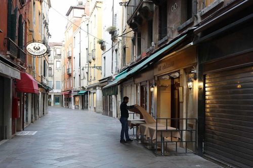 Italy ngừng dịch vụ kinh doanh ăn uống sau 18 giờ từ ngày 26/10