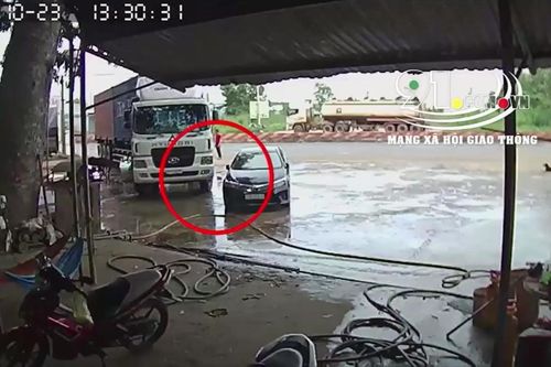 Clip: Không hề xảy ra va chạm, tài xế container vẫn bị chủ xe ô tô chạy đến 'ăn vạ'