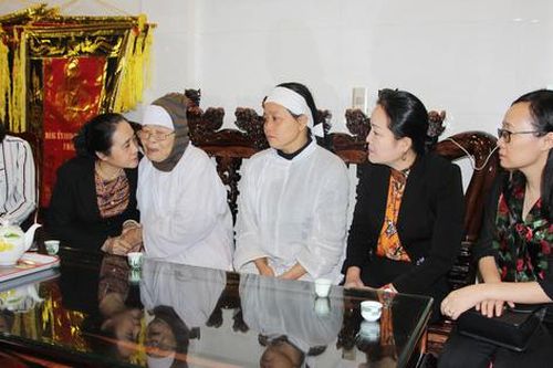 Lãnh đạo Hội LHPN Việt Nam thăm hỏi gia đình các liệt sĩ hy sinh trong khi làm nhiệm vụ