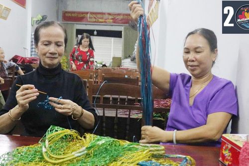 Ấn tượng với túi xách, hoa nhựa được làm từ rác
