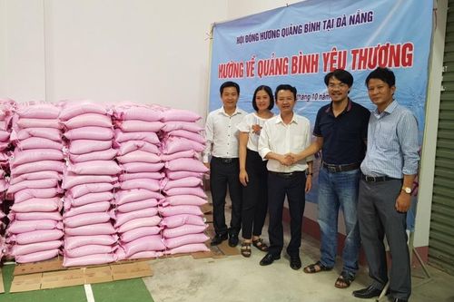 Bà con đồng hương hướng về vùng lũ Quảng Bình
