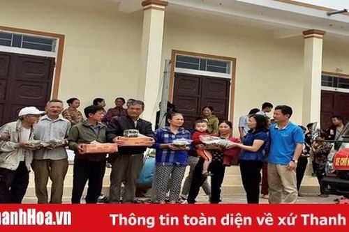 Hội Nông dân tỉnh Thanh Hóa trao quà cho người dân vùng bị ngập lụt tỉnh Hà Tĩnh