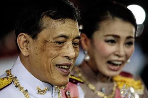 Quốc vương Thái Lan Vajiralongkorn nhập viện giữa đêm sau khi vệ sĩ riêng dương tính với COVID-19