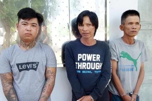 Phẫn nộ 3 kẻ ép người phụ nữ đi viếng Miếu Bà Chúa mua 3 cây nhang giá 300.000 đồng