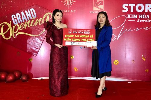 Chuyển quà mừng khai trương thành tiền ủng hộ miền Trung