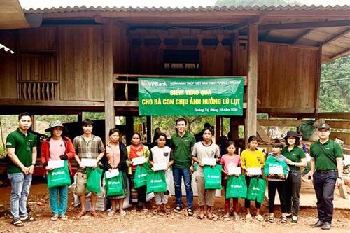 VP Bank Quảng Trị hỗ trợ 1.000 suất cho người dân bị thiệt hại do mưa lũ