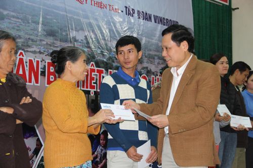 Báo Quảng Trị-Quỹ Thiện Tâm: Động viên kịp thời người dân thị xã Quảng Trị gặp khó khăn do lũ lụt