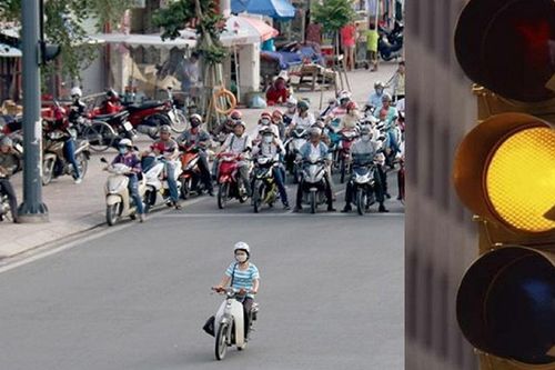 Vượt đèn vàng trong tình huống nào sẽ bị xử phạt?