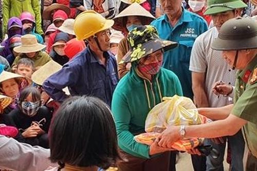 Hơn 1.000 phần quà đến với người dân vùng lũ Quảng Bình