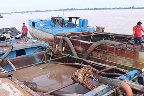 Công an Vĩnh Long bắt hai tàu sắt hút trộm cát sông